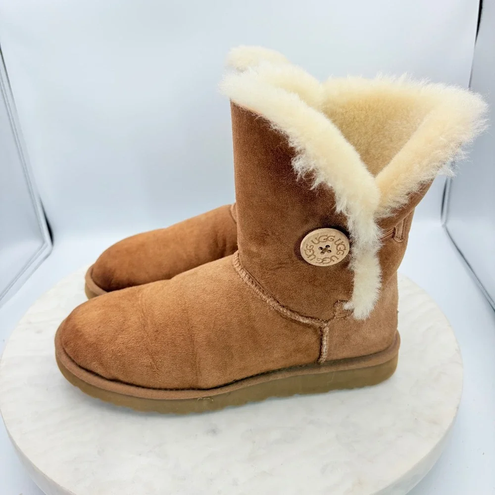 UGG Bailey Button Boots Womens Size‎ 8 Chestnut Brown Suede Sheepskin Warm Y2K
